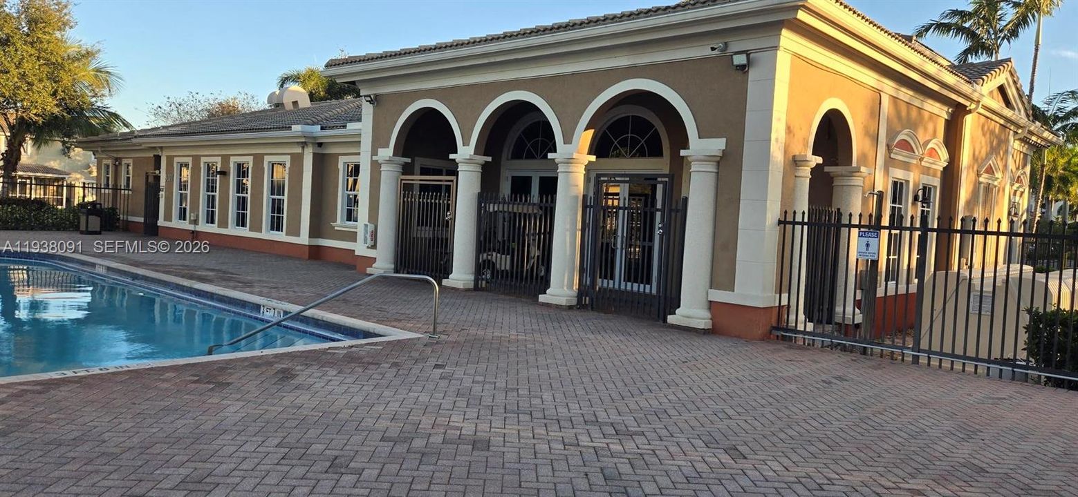 For Rent: $2,400 (2 beds, 2 baths, 1077 Square Feet)