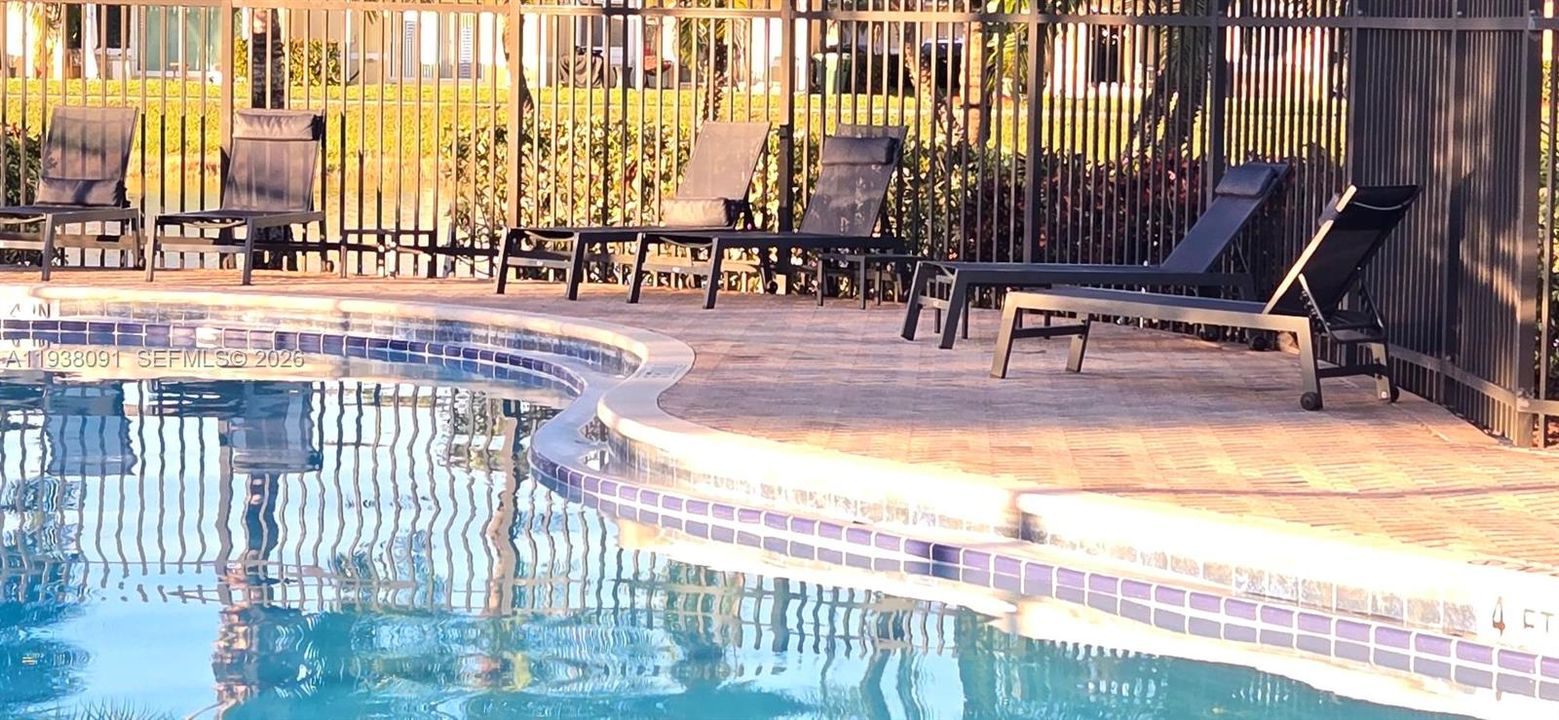 For Rent: $2,400 (2 beds, 2 baths, 1077 Square Feet)