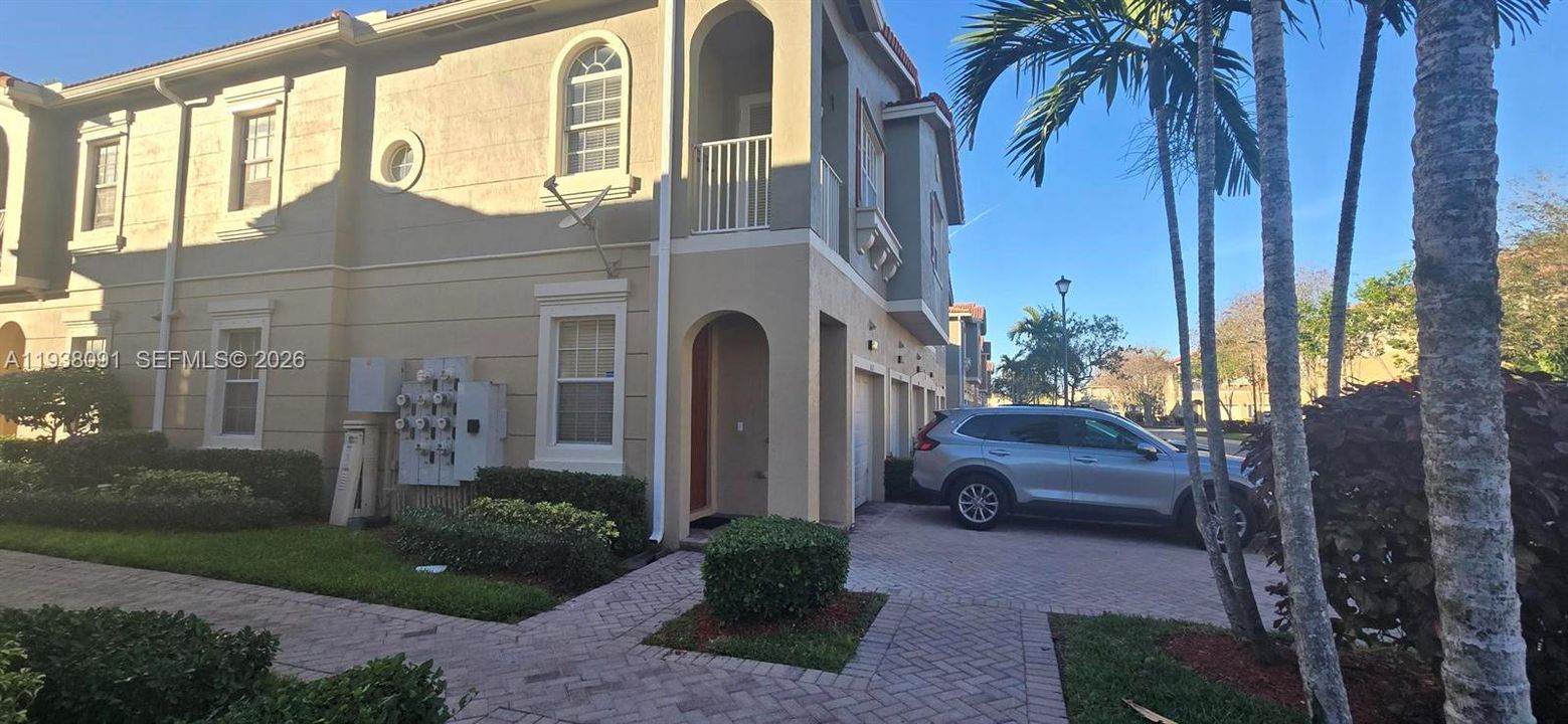 For Rent: $2,400 (2 beds, 2 baths, 1077 Square Feet)