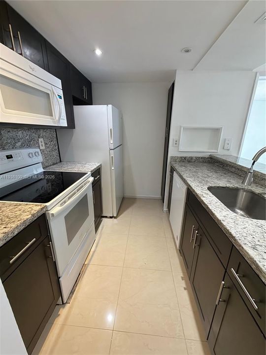 出租: $2,200 (2 贝兹, 2 浴室, 925 平方英尺)