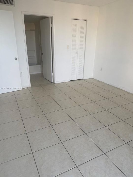 出租: $2,200 (2 贝兹, 2 浴室, 925 平方英尺)