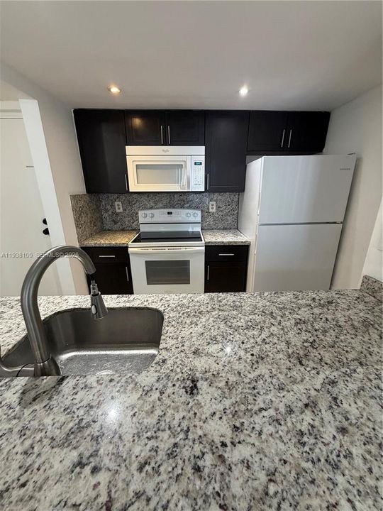 出租: $2,200 (2 贝兹, 2 浴室, 925 平方英尺)