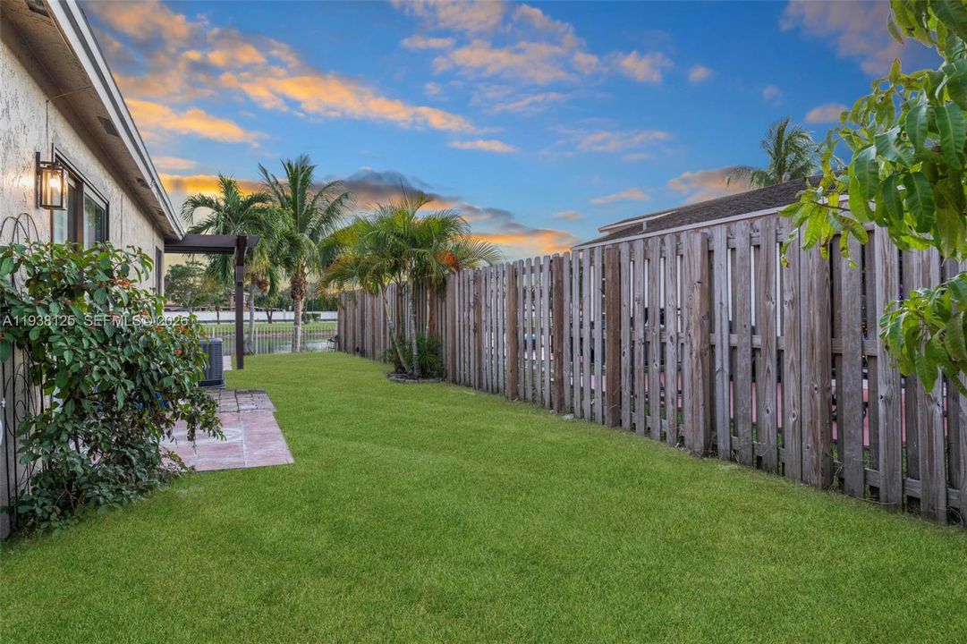 En Venta: $590,000 (4 camas, 2 baños, 1353 Pies cuadrados)