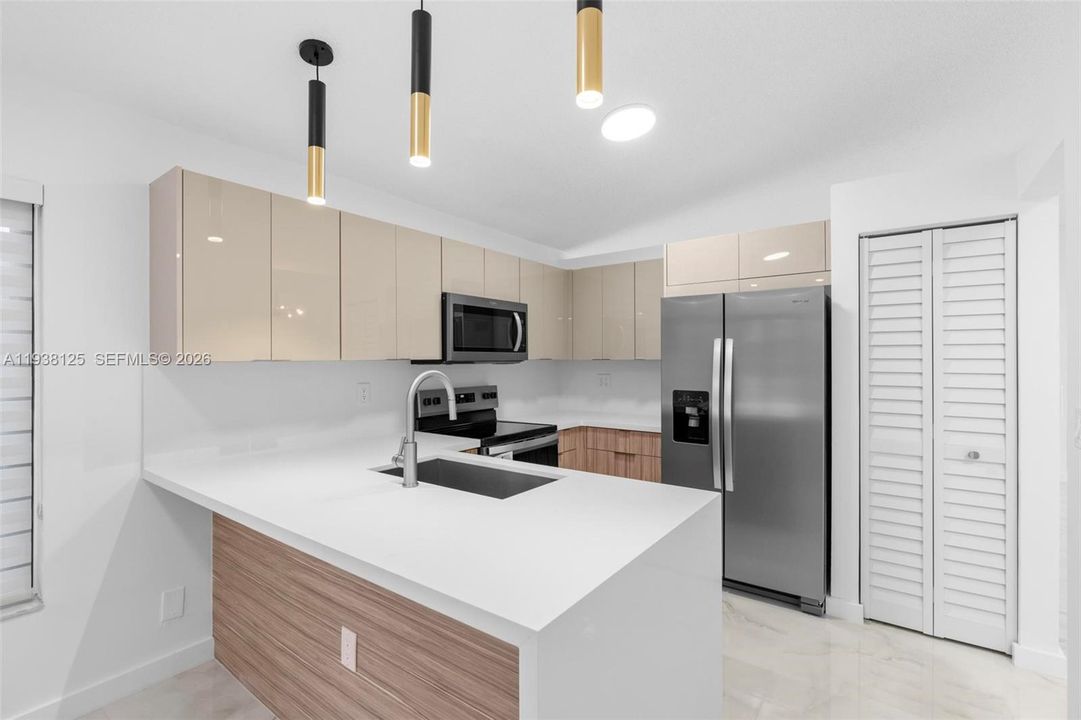 En Venta: $590,000 (4 camas, 2 baños, 1353 Pies cuadrados)