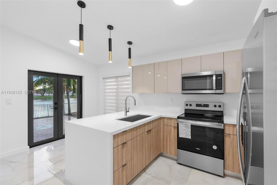 En Venta: $590,000 (4 camas, 2 baños, 1353 Pies cuadrados)