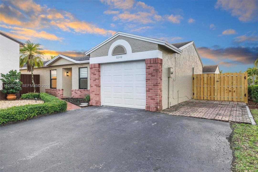 En Venta: $590,000 (4 camas, 2 baños, 1353 Pies cuadrados)