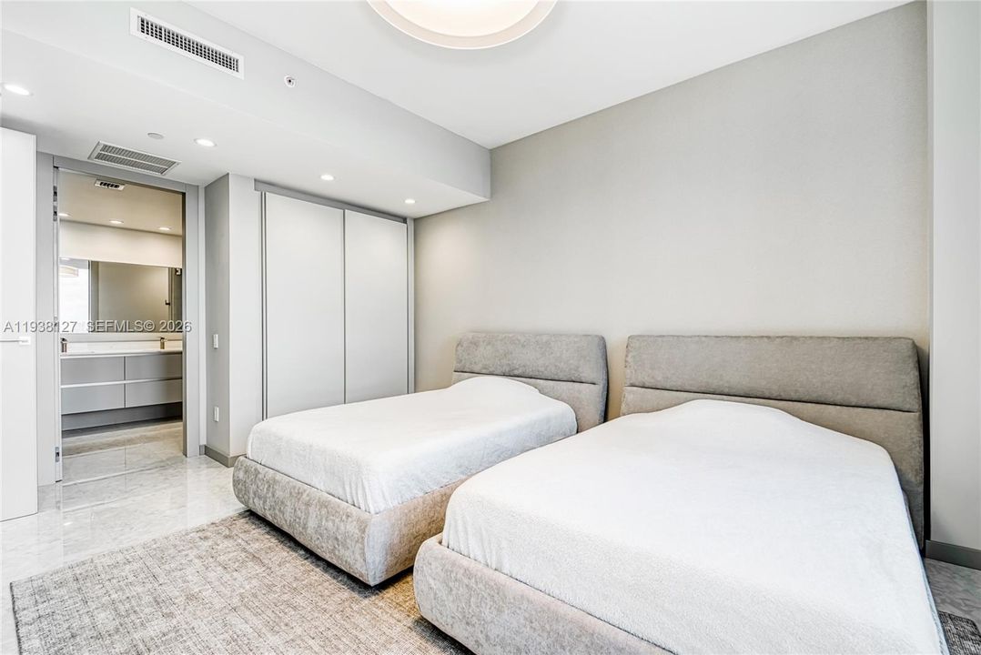 待售: $3,650,000 (2 贝兹, 2 浴室, 2009 平方英尺)