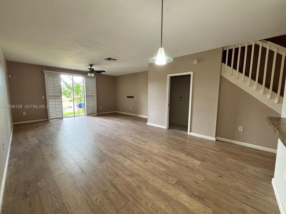 出租: $2,700 (3 贝兹, 2 浴室, 1306 平方英尺)