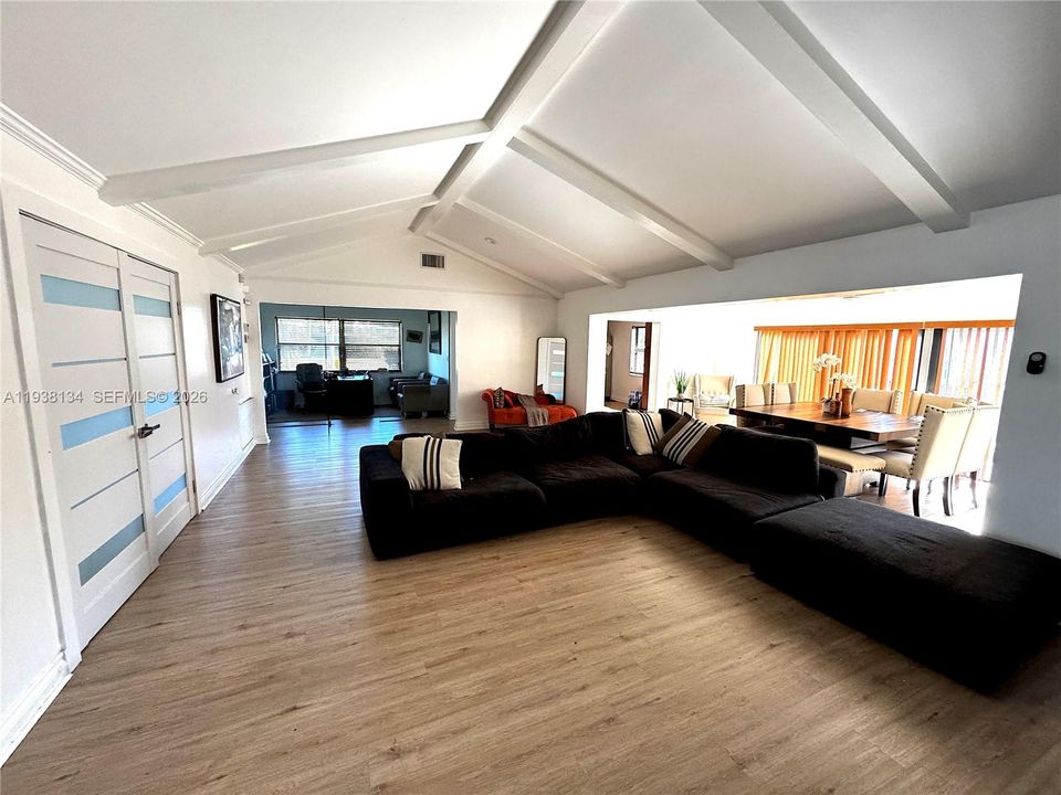 出租: $4,500 (3 贝兹, 2 浴室, 2073 平方英尺)