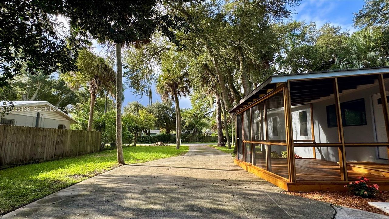 For Sale: $239,900 (2 beds, 2 baths, 1024 Square Feet)