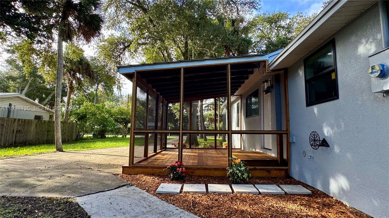 For Sale: $239,900 (2 beds, 2 baths, 1024 Square Feet)