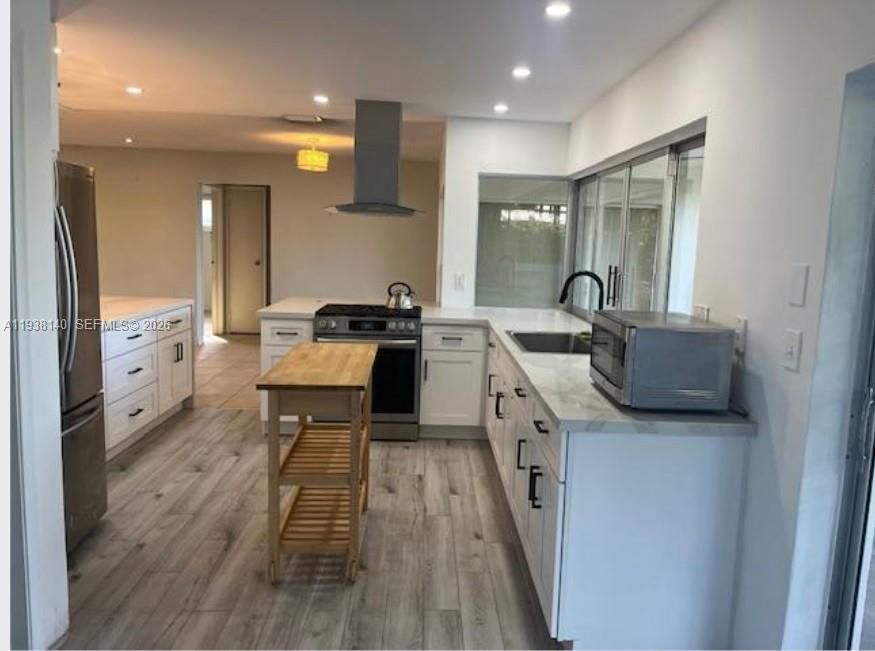 For Sale: $419,999 (2 beds, 2 baths, 1200 Square Feet)