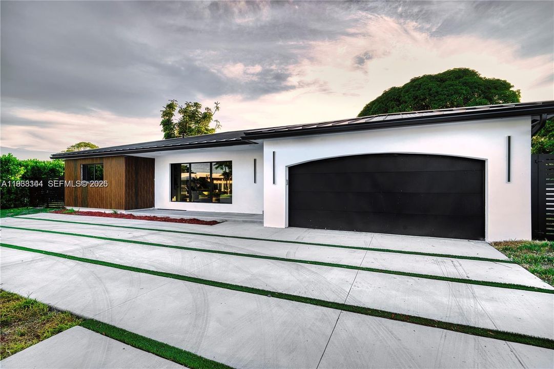 For Sale: $2,180,000 (5 beds, 3 baths, 2285 Square Feet)