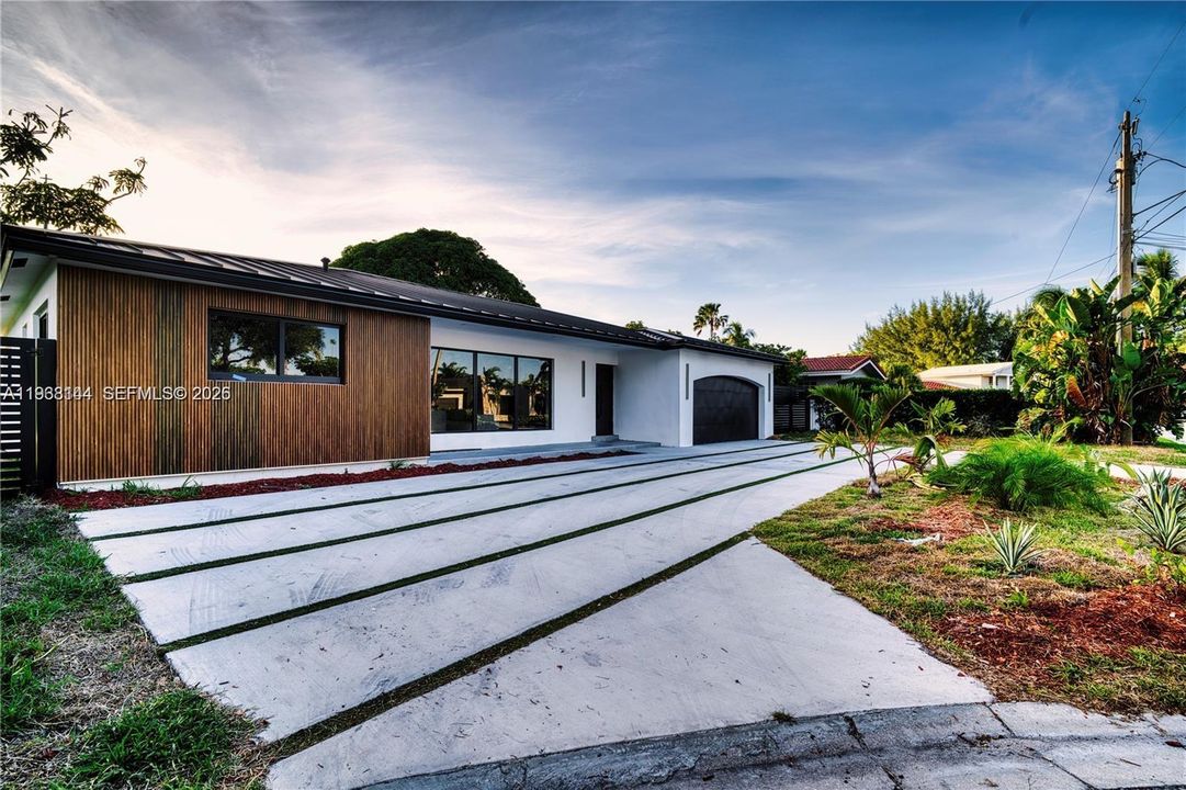 For Sale: $2,180,000 (5 beds, 3 baths, 2285 Square Feet)