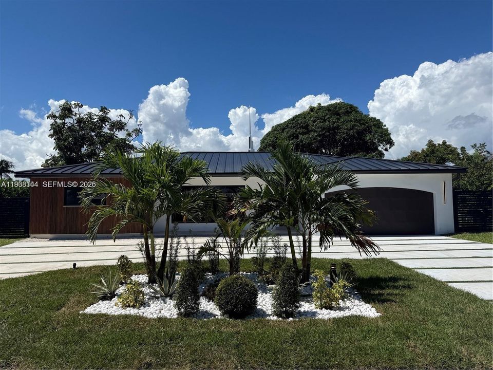 For Sale: $2,180,000 (5 beds, 3 baths, 2285 Square Feet)