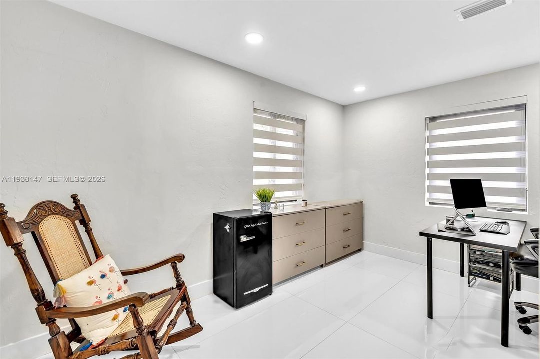 待售: $672,000 (4 贝兹, 2 浴室, 1724 平方英尺)