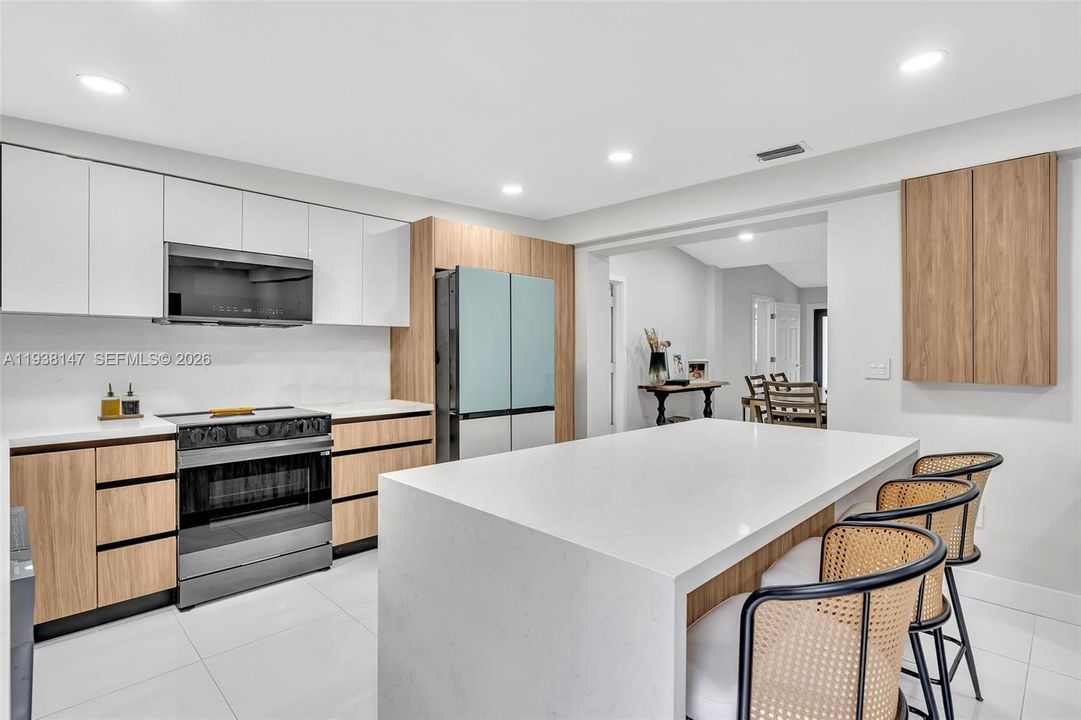 待售: $672,000 (4 贝兹, 2 浴室, 1724 平方英尺)