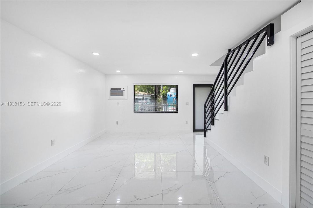 出租: $2,200 (2 贝兹, 1 浴室, 6090 平方英尺)