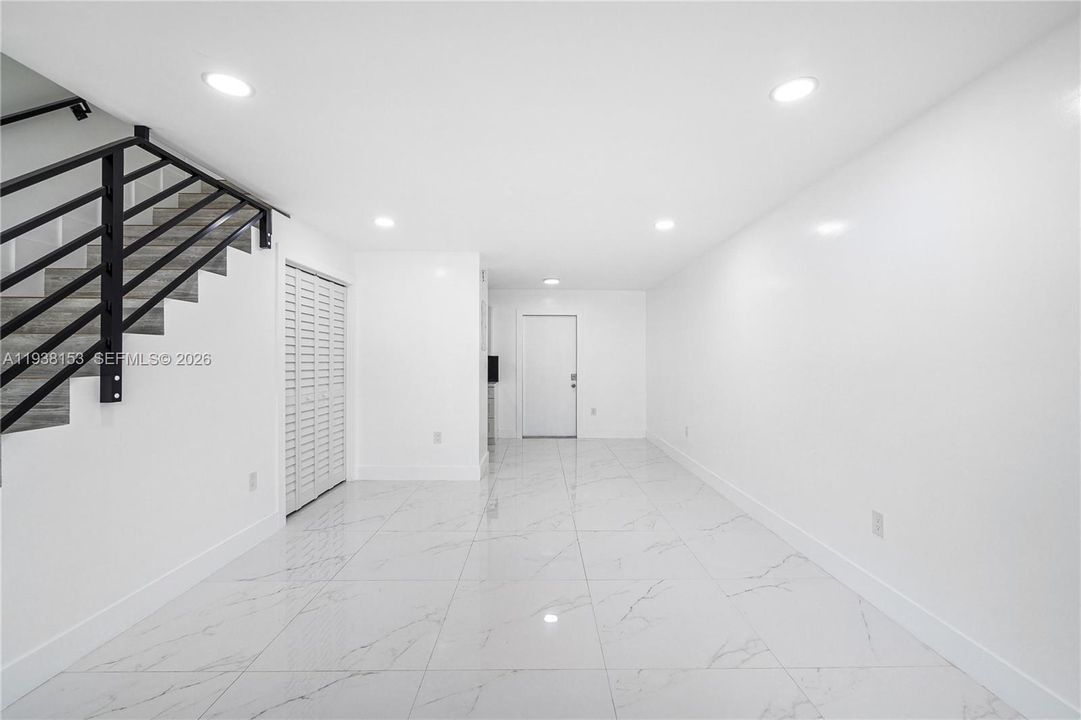 出租: $2,200 (2 贝兹, 1 浴室, 6090 平方英尺)