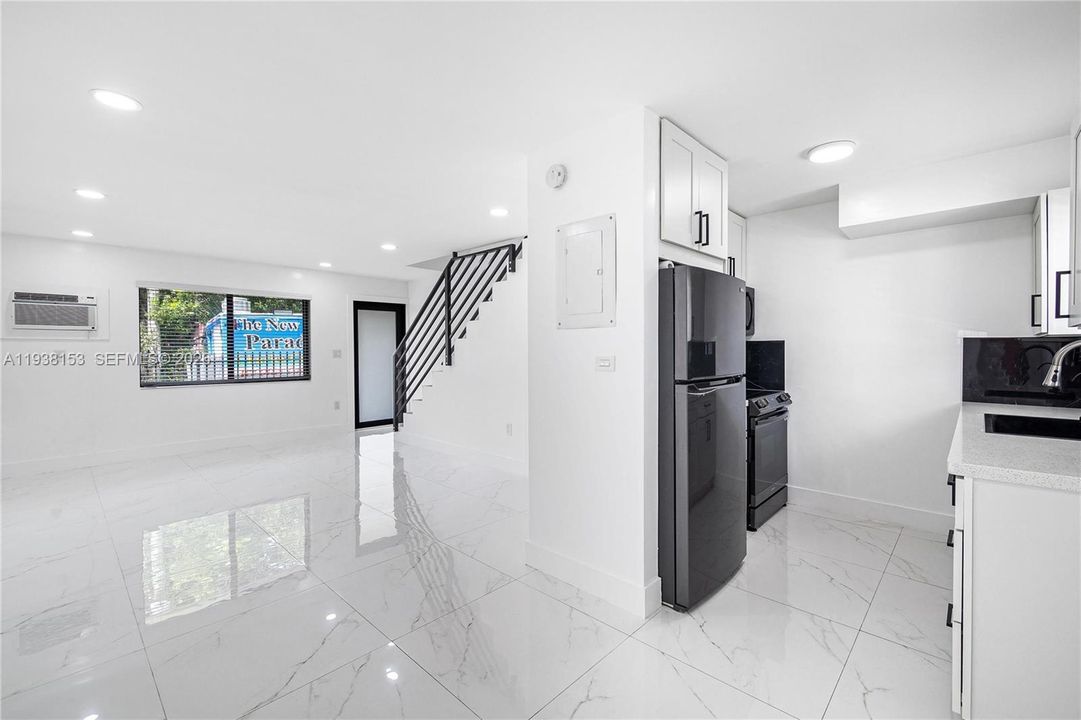 出租: $2,200 (2 贝兹, 1 浴室, 6090 平方英尺)