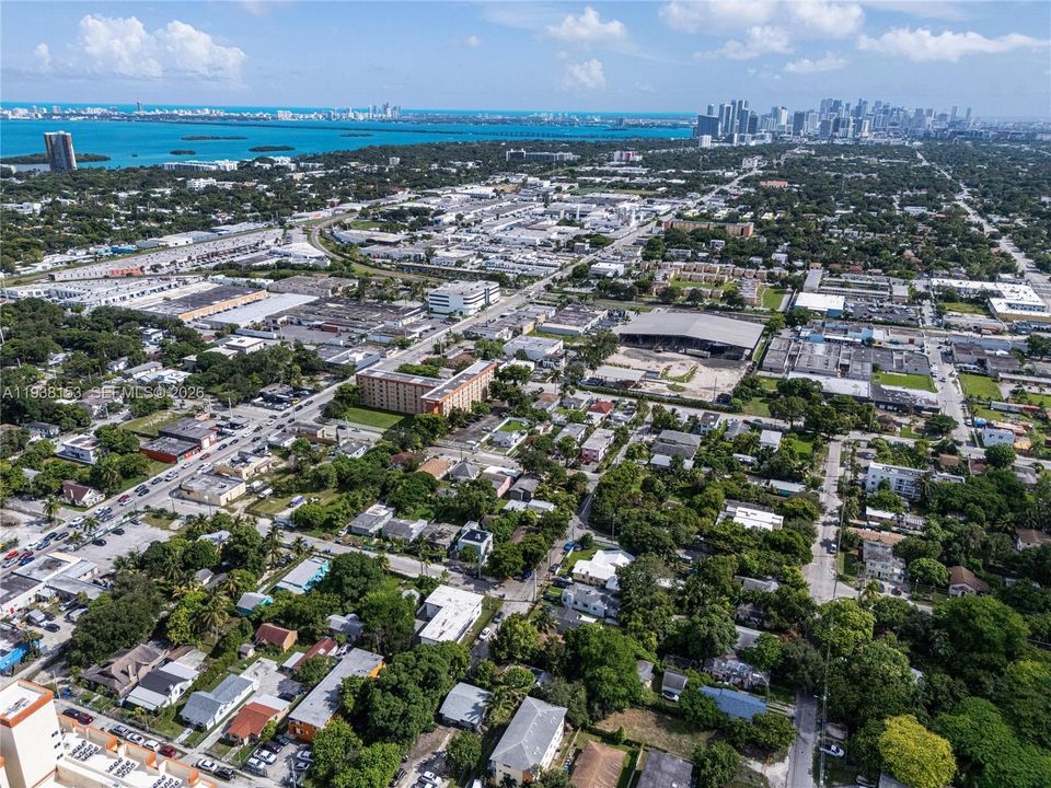 出租: $2,200 (2 贝兹, 1 浴室, 6090 平方英尺)