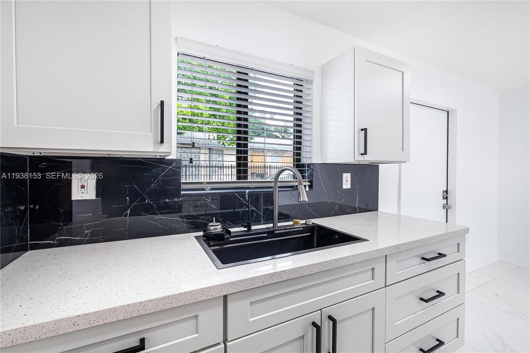 出租: $2,200 (2 贝兹, 1 浴室, 6090 平方英尺)