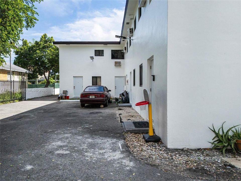 出租: $2,200 (2 贝兹, 1 浴室, 6090 平方英尺)