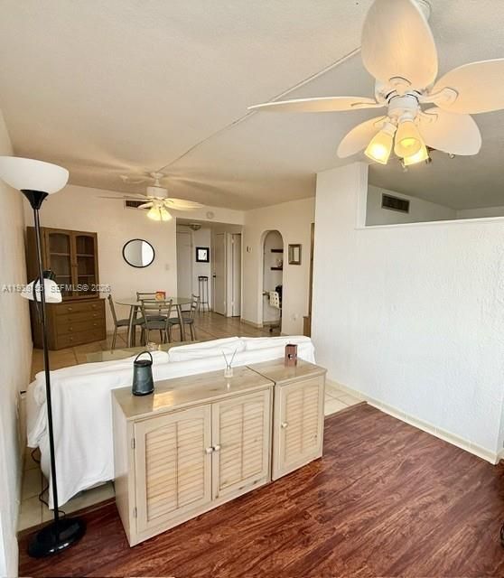 出租: $2,099 (0 贝兹, 1 浴室, 600 平方英尺)