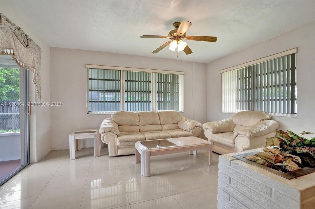 En Venta: $479,800 (3 camas, 2 baños, 1502 Pies cuadrados)