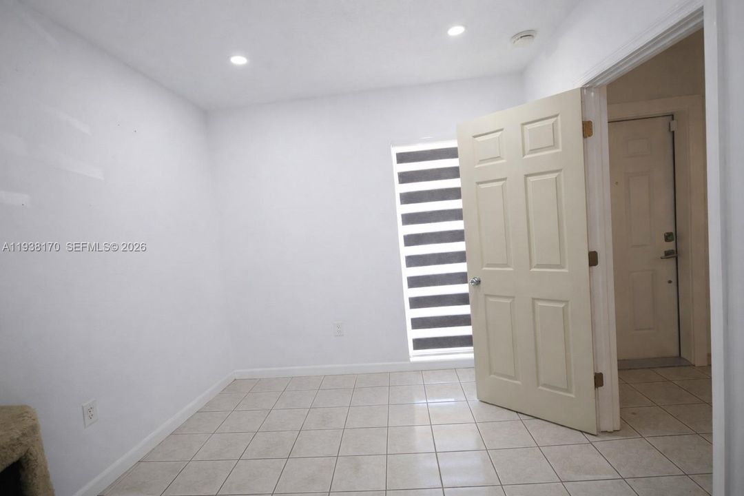 На продажу: $3,000 (3 спален, 1 ванн, 1015 Квадратных фут)