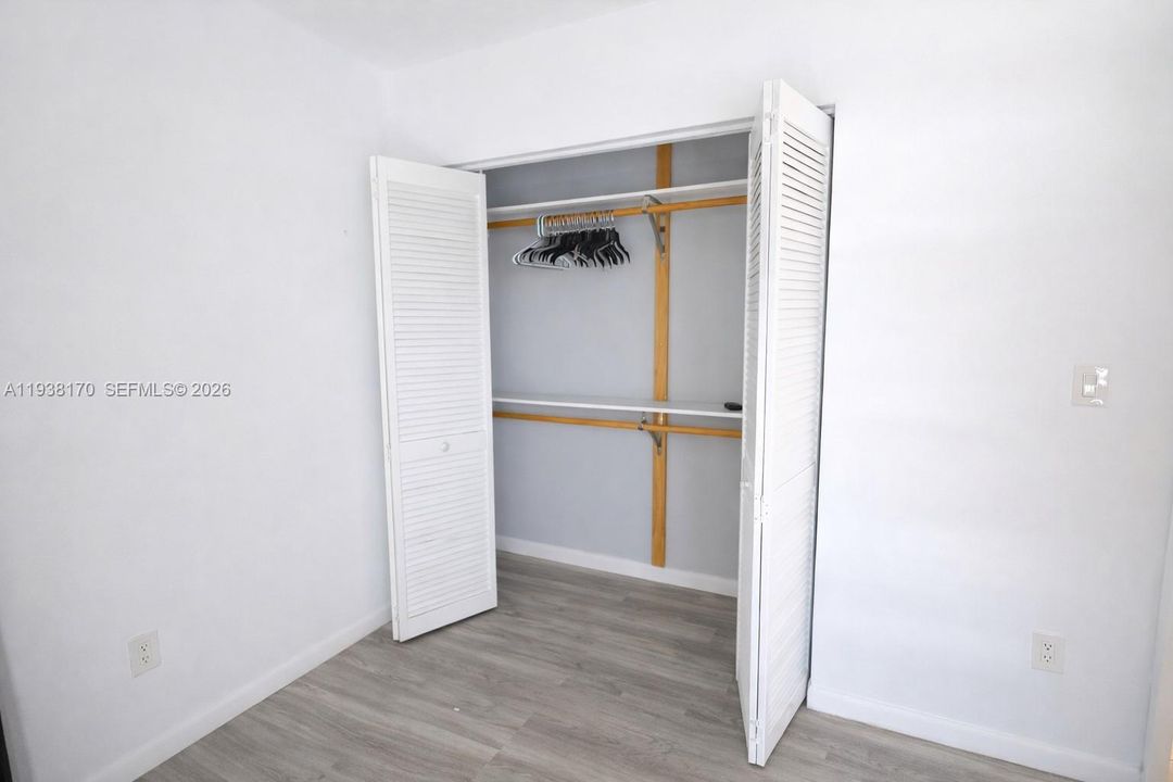 На продажу: $3,000 (3 спален, 1 ванн, 1015 Квадратных фут)