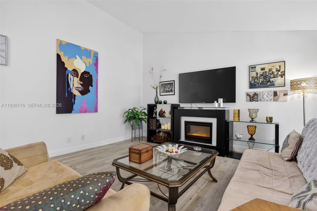 待售: $375,000 (2 贝兹, 2 浴室, 1491 平方英尺)