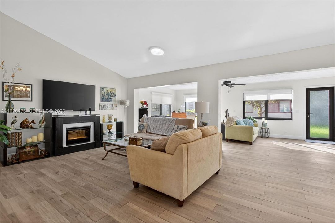 待售: $375,000 (2 贝兹, 2 浴室, 1491 平方英尺)