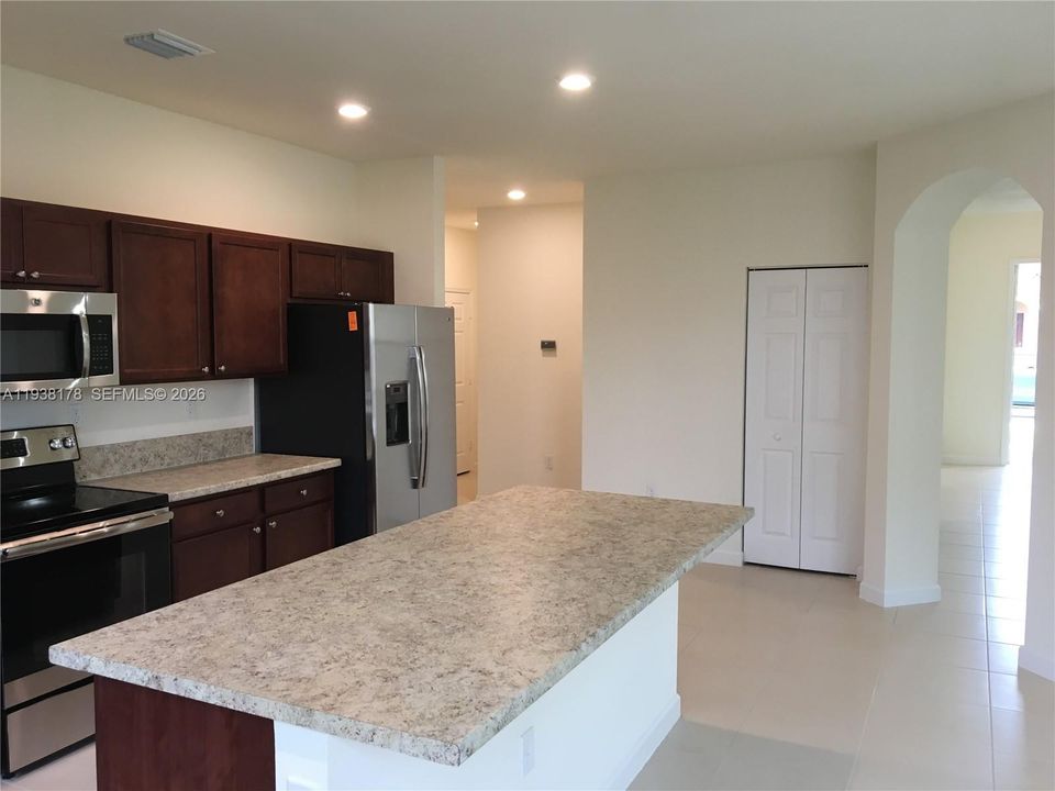 В аренду: $4,200 (5 спален, 3 ванн, 3196 Квадратных фут)