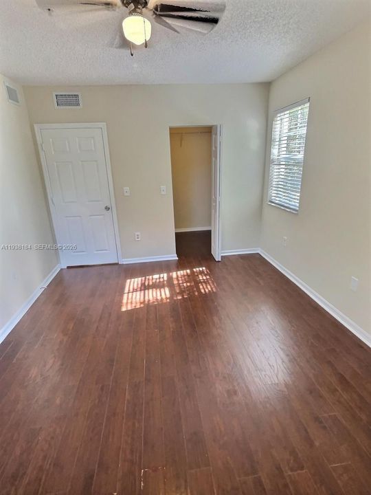 出租: $2,300 (2 贝兹, 1 浴室, 850 平方英尺)