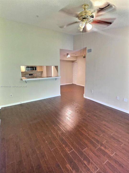 出租: $2,300 (2 贝兹, 1 浴室, 850 平方英尺)