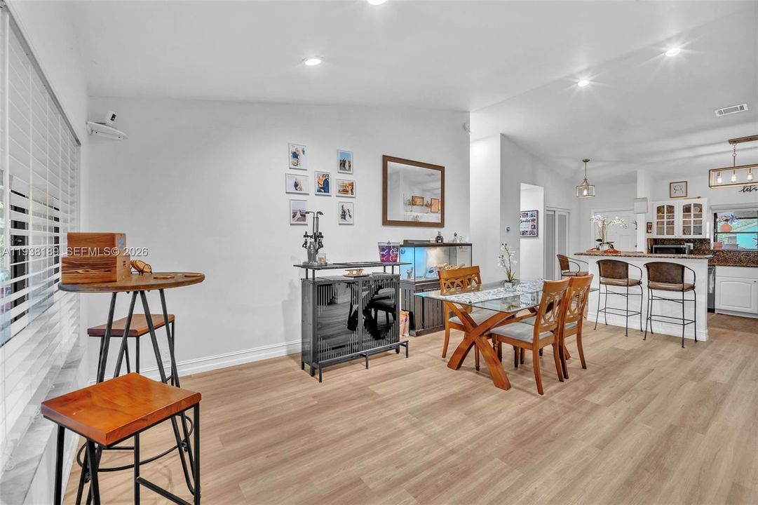 待售: $379,000 (2 贝兹, 2 浴室, 1194 平方英尺)