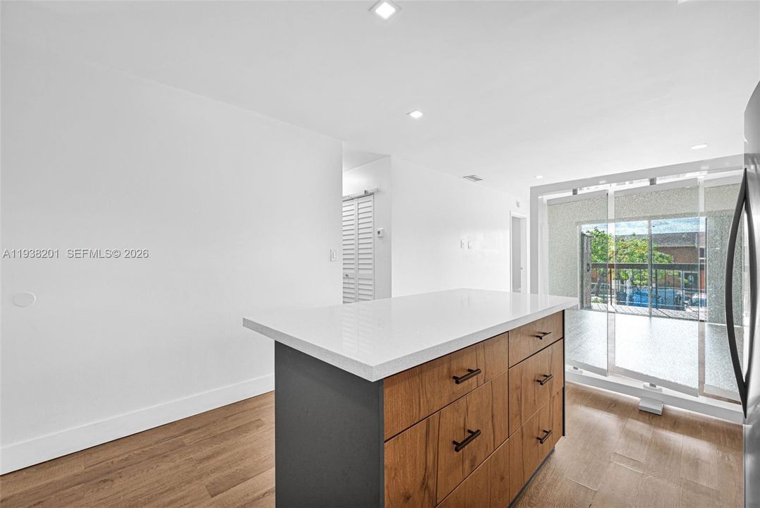 На продажу: $280,000 (2 спален, 2 ванн, 926 Квадратных фут)