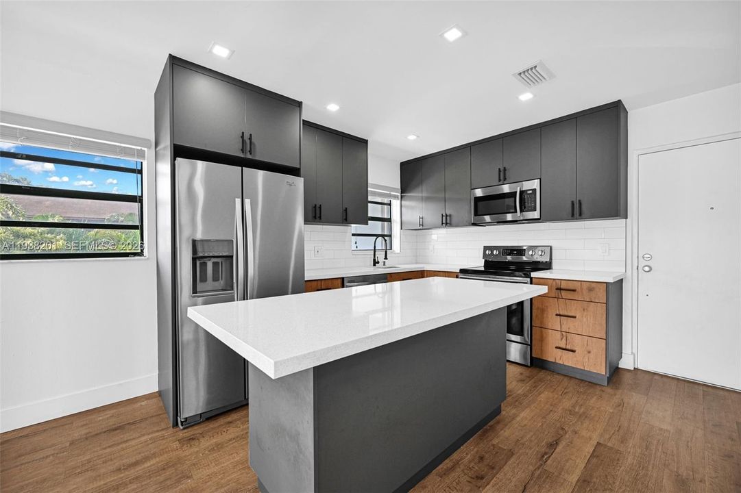 На продажу: $280,000 (2 спален, 2 ванн, 926 Квадратных фут)