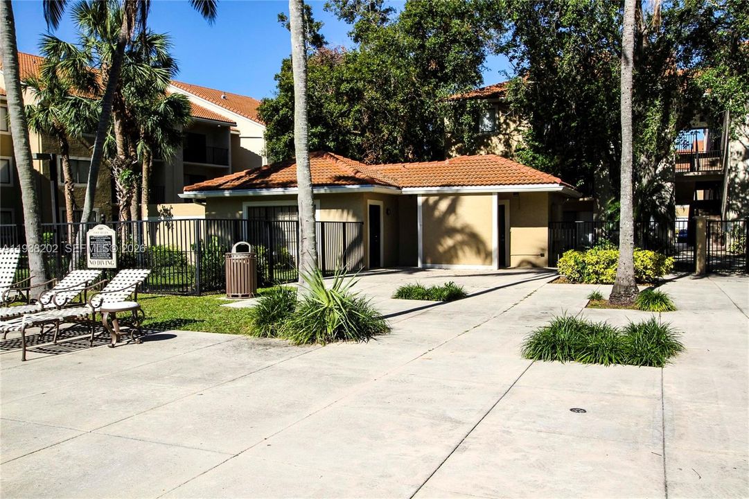 合同活跃: $2,100 (2 贝兹, 2 浴室, 986 平方英尺)