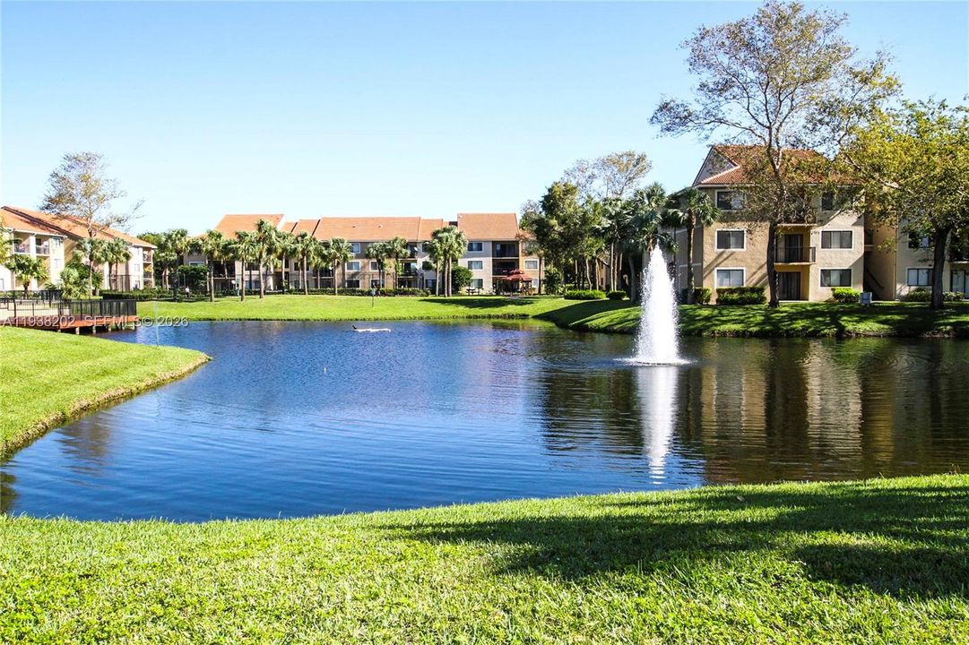 合同活跃: $2,100 (2 贝兹, 2 浴室, 986 平方英尺)