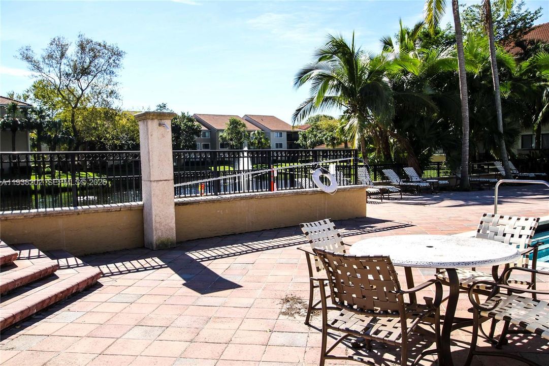 合同活跃: $2,100 (2 贝兹, 2 浴室, 986 平方英尺)