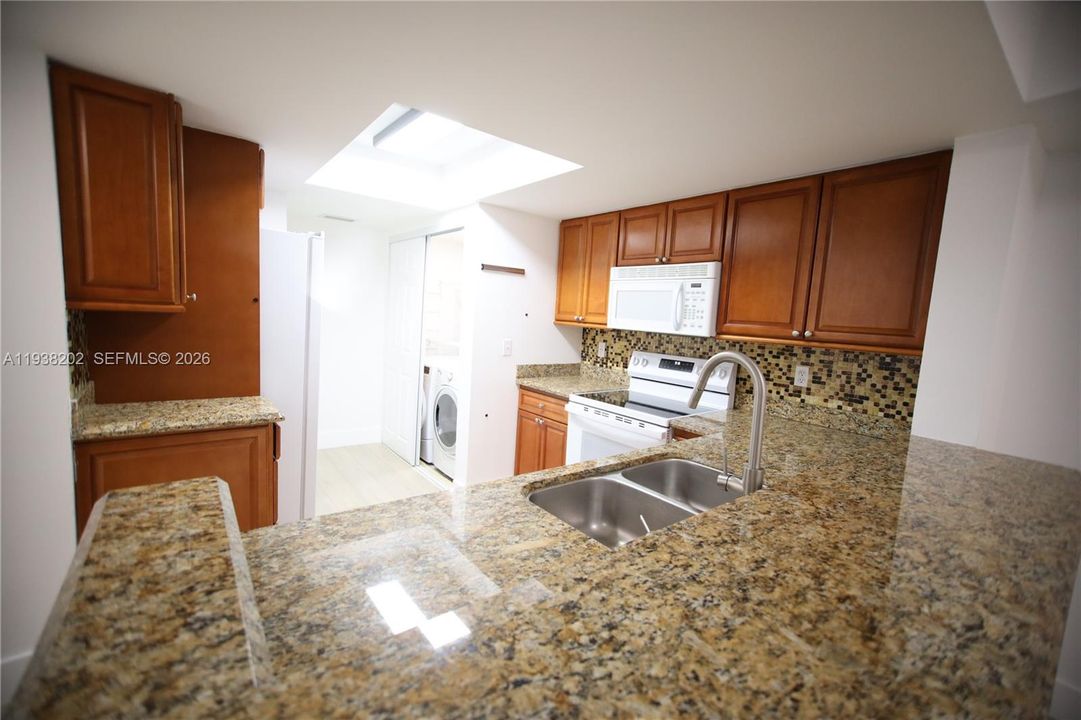 合同活跃: $2,100 (2 贝兹, 2 浴室, 986 平方英尺)