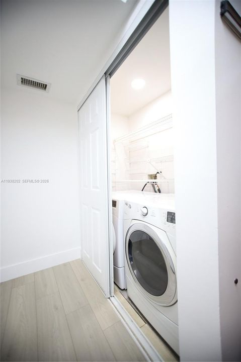 合同活跃: $2,100 (2 贝兹, 2 浴室, 986 平方英尺)