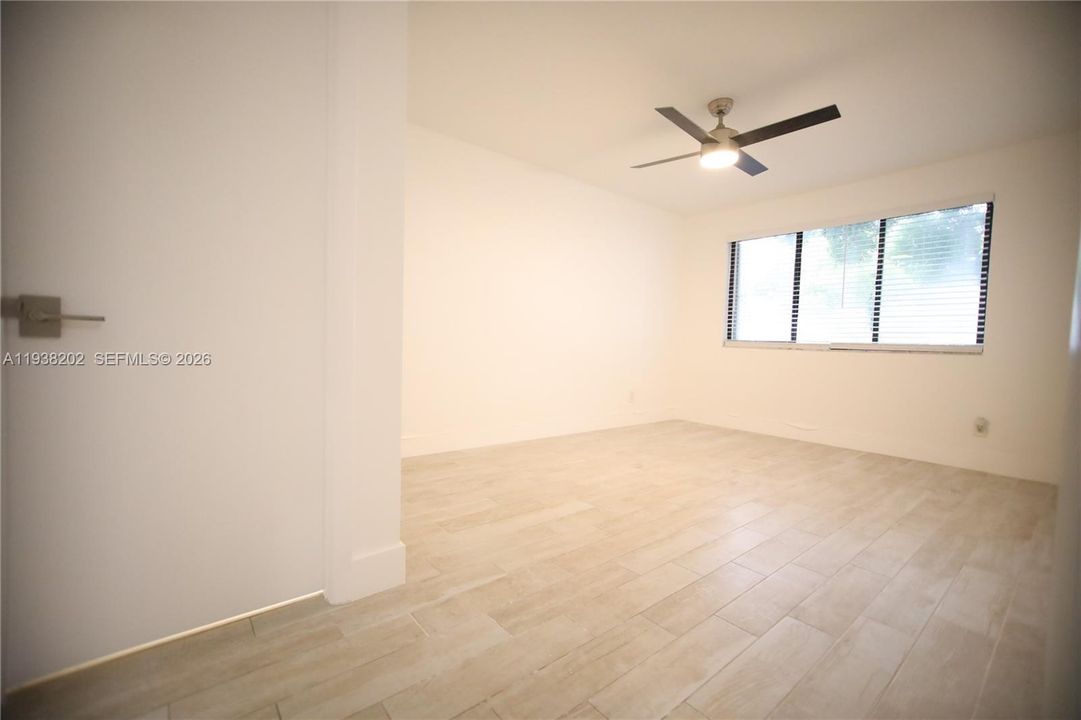 合同活跃: $2,100 (2 贝兹, 2 浴室, 986 平方英尺)