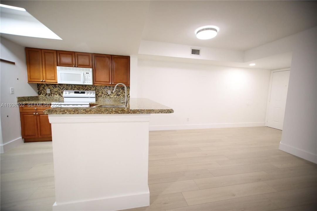 合同活跃: $2,100 (2 贝兹, 2 浴室, 986 平方英尺)