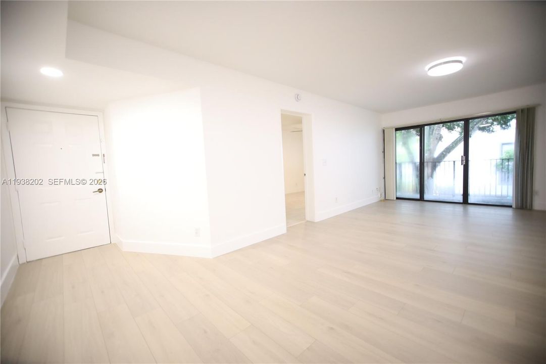 合同活跃: $2,100 (2 贝兹, 2 浴室, 986 平方英尺)