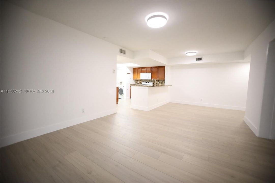 合同活跃: $2,100 (2 贝兹, 2 浴室, 986 平方英尺)