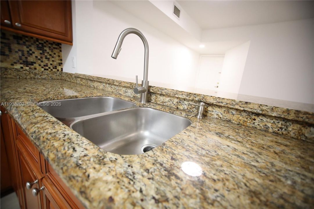 合同活跃: $2,100 (2 贝兹, 2 浴室, 986 平方英尺)