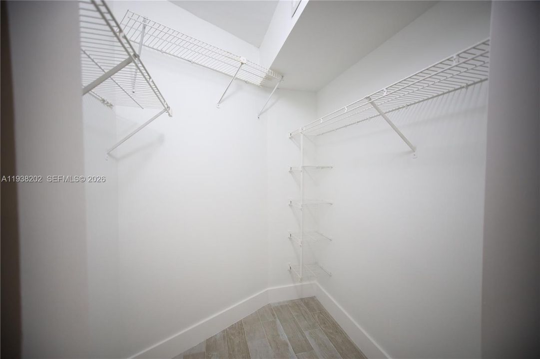 合同活跃: $2,100 (2 贝兹, 2 浴室, 986 平方英尺)